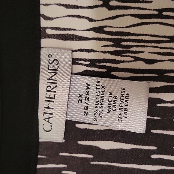 Black and white patterned blouse with black trim and buttons by Catherine's 3x - Picture 3 of 6